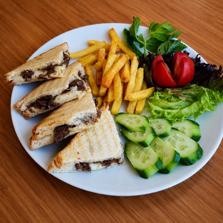 Kavurma Kaşar Tost